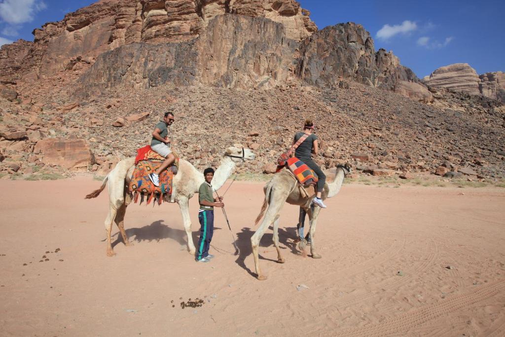 Bedouin House Camp Hotel Вади Рум Екстериор снимка